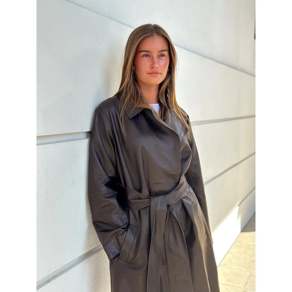 Trendy Naia trenchcoat jakke i blødt skind / 51118 - Chocolate