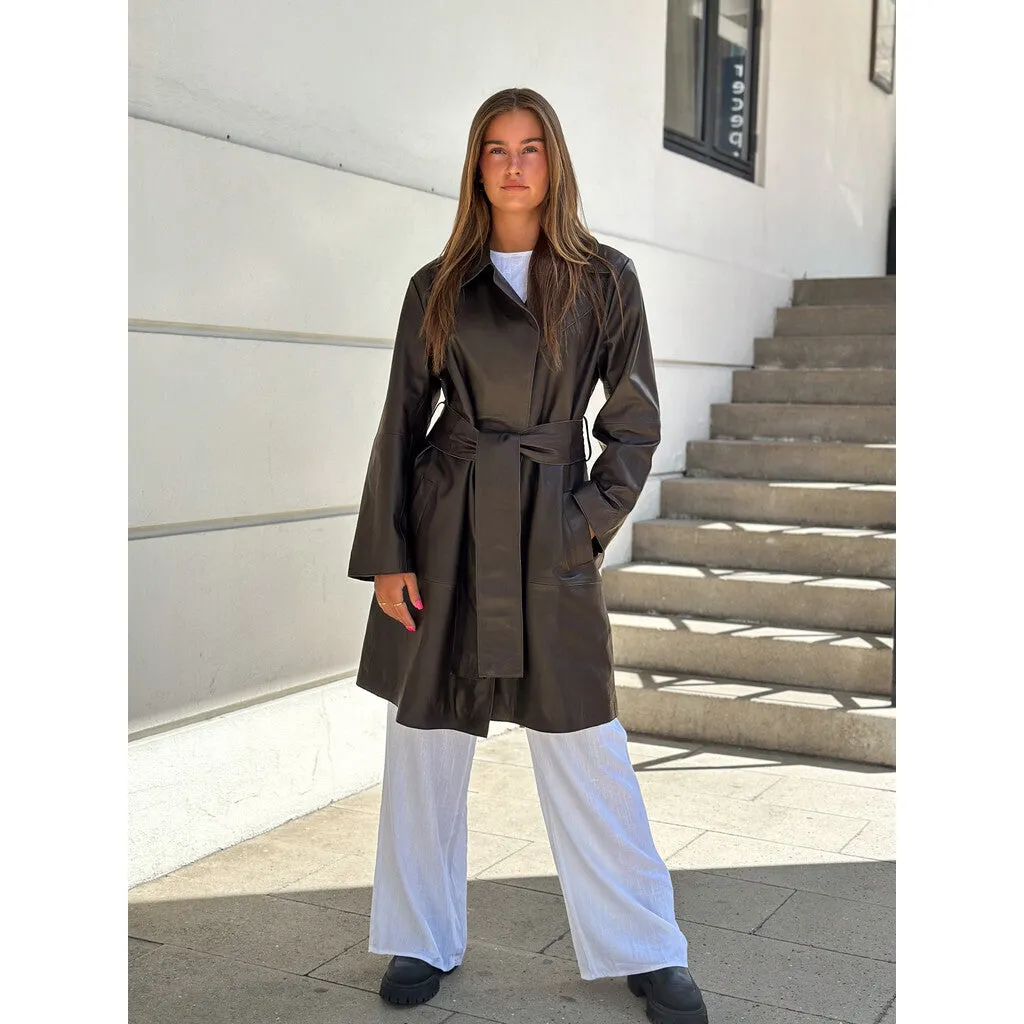 Trendy Naia trenchcoat jakke i blødt skind / 51118 - Chocolate