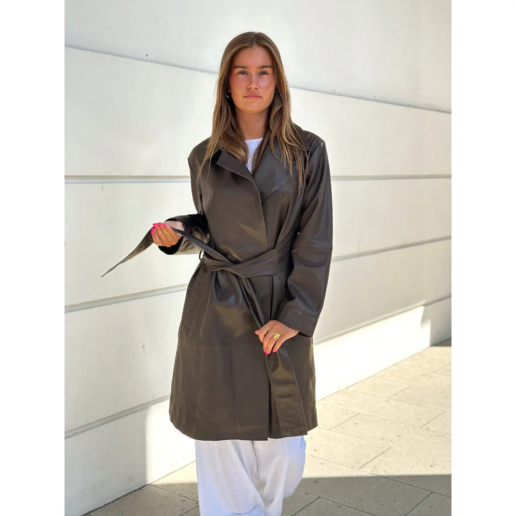 Trendy Naia trenchcoat jakke i blødt skind / 51118 - Chocolate